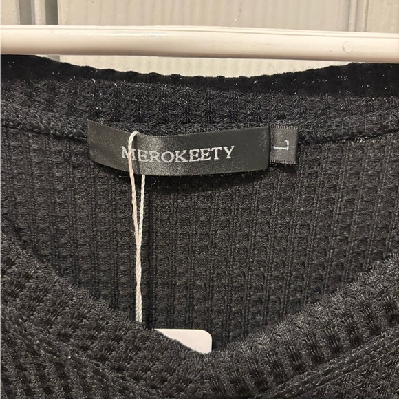 Black Textured Short Sleeve V Neck Top - Picture 5 of 7